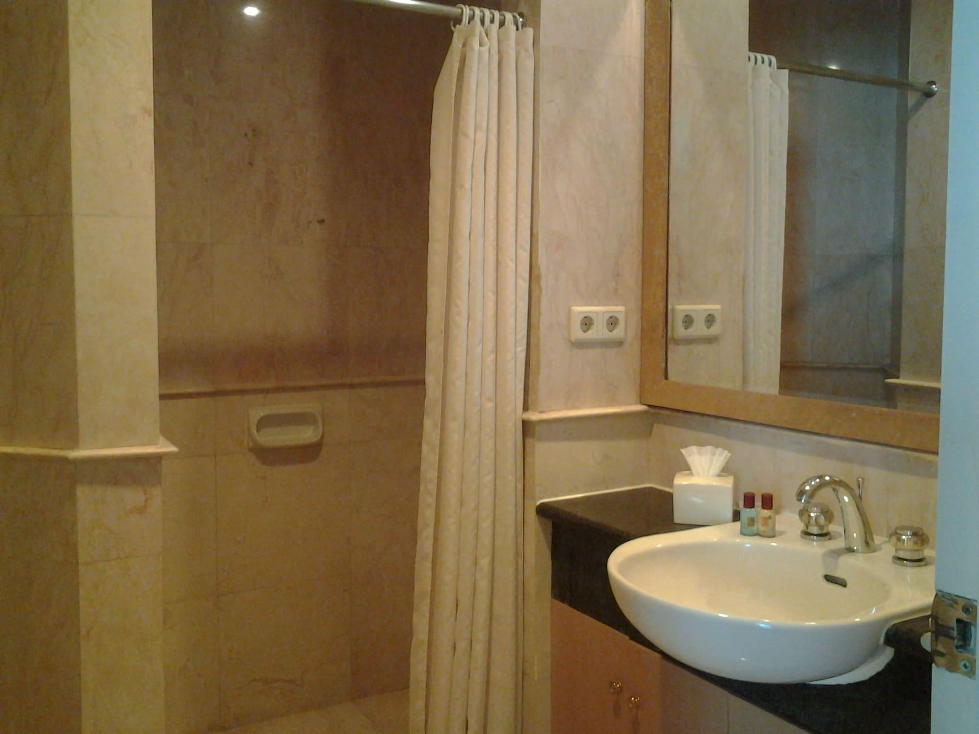 Batavia Hotel & Serviced Apartments Jakarta Extérieur photo